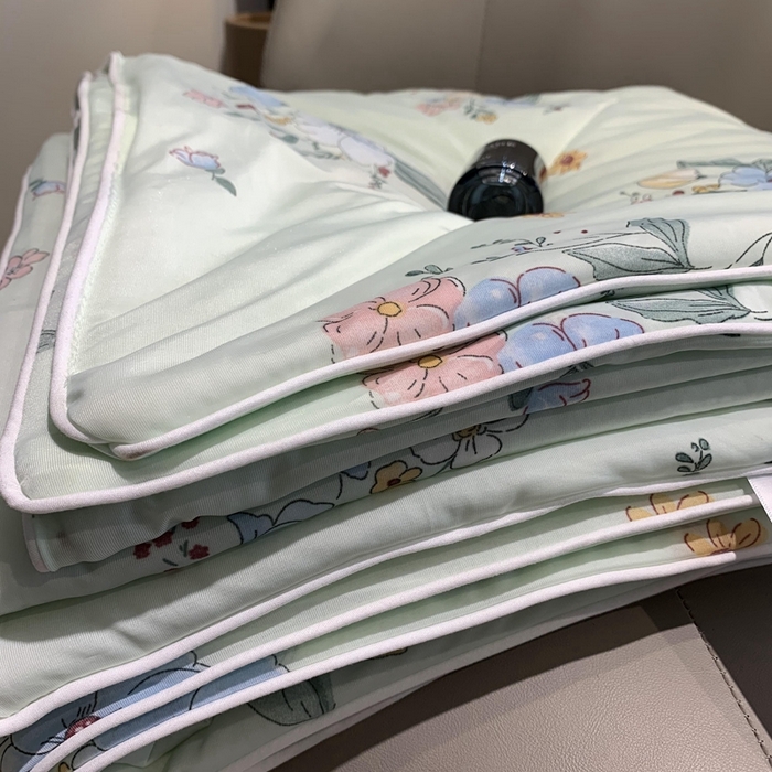 91家纺网 家纺一手货源 找家纺 奈萝家纺 2025新款A类凉感丝小凉皮夏被可机洗夏被新品空调被 夏花绿