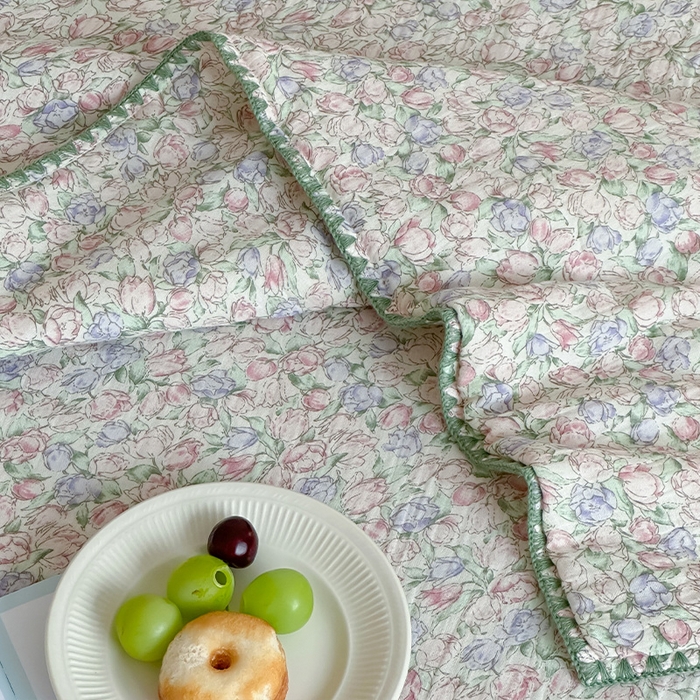 91家纺网 家纺一手货源 找家纺 三朵家纺 2025春夏新款全棉纯棉双层绉绉纱三角针夏被夏凉被空调被 午后花园