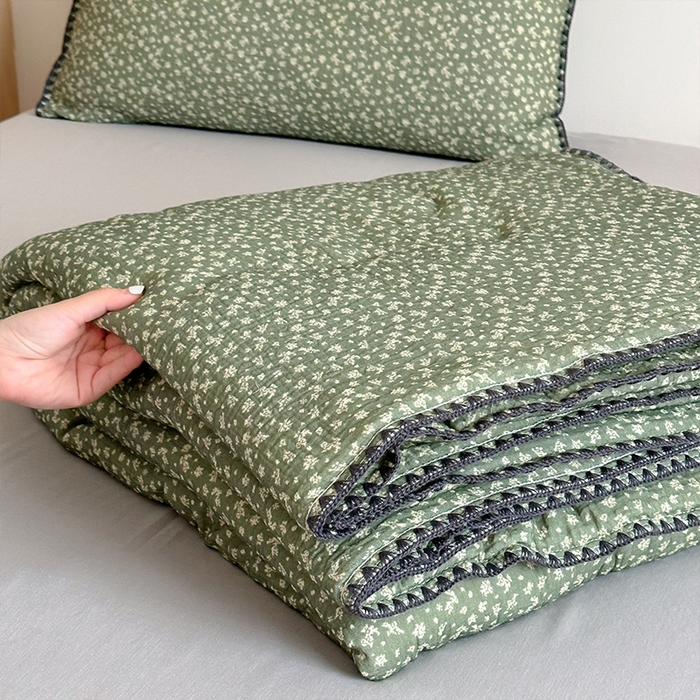 91家纺网 家纺一手货源 找家纺 三朵家纺 2025春夏新款全棉纯棉双层绉绉纱三角针夏被夏凉被空调被 恬静时光