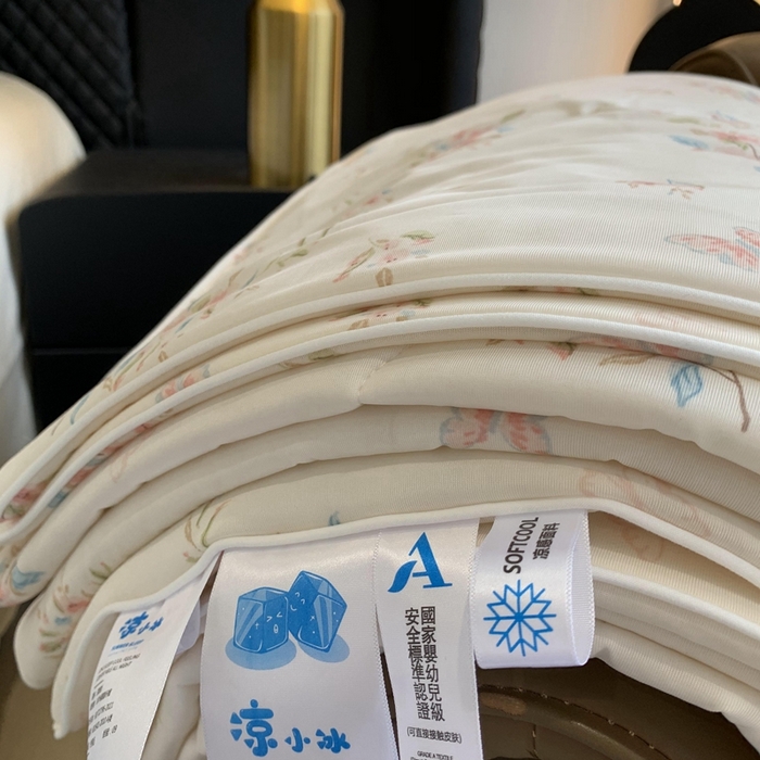 91家纺网 家纺一手货源 找家纺 奈萝家纺 2025新款A类凉感丝小凉皮夏被可机洗夏被新品空调被 桃花朵朵