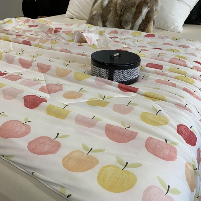 91家纺网 家纺一手货源 找家纺 奈萝家纺 2025新款A类凉感丝小凉皮夏被可机洗夏被新品空调被 小苹果粉