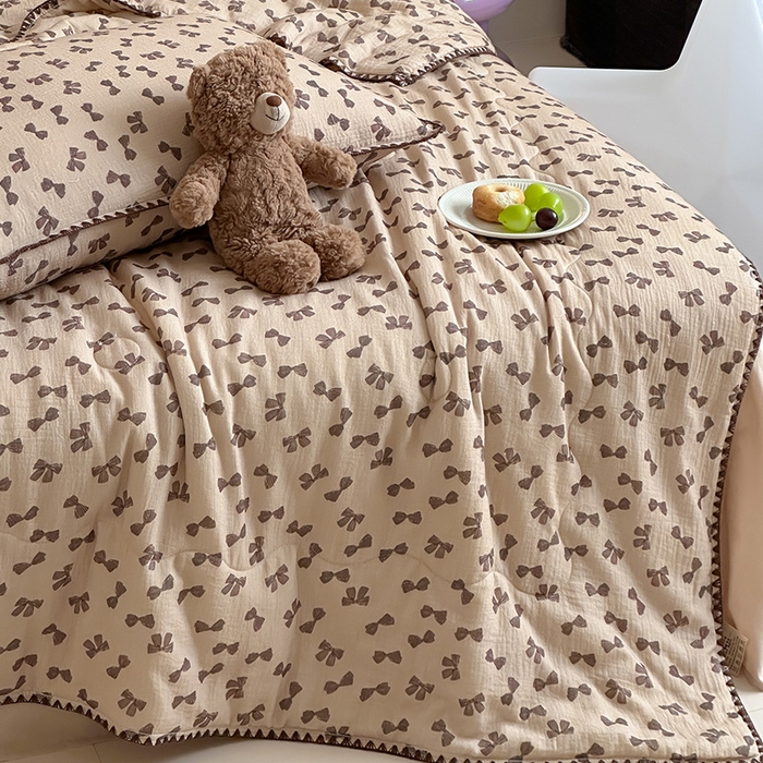 91家纺网 家纺一手货源 找家纺 三朵家纺 2025春夏新款全棉纯棉双层绉绉纱三角针夏被夏凉被空调被 可爱蝴蝶结