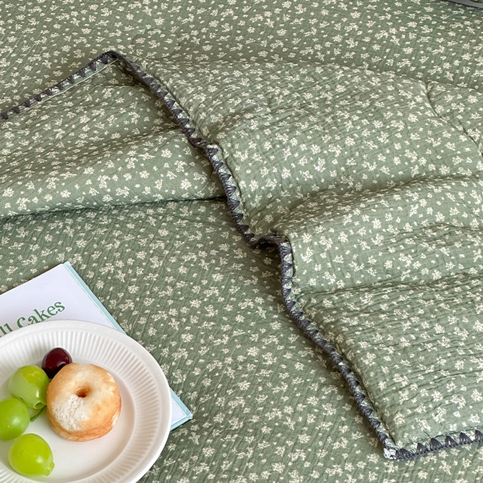 91家纺网 家纺一手货源 找家纺 三朵家纺 2025春夏新款全棉纯棉双层绉绉纱三角针夏被夏凉被空调被 恬静时光