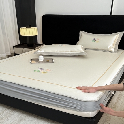 91家纺网 家纺一手货源 找家纺 （总）木希2025春夏新款可水洗冰丝席幻彩刺绣床笠系列-场景二