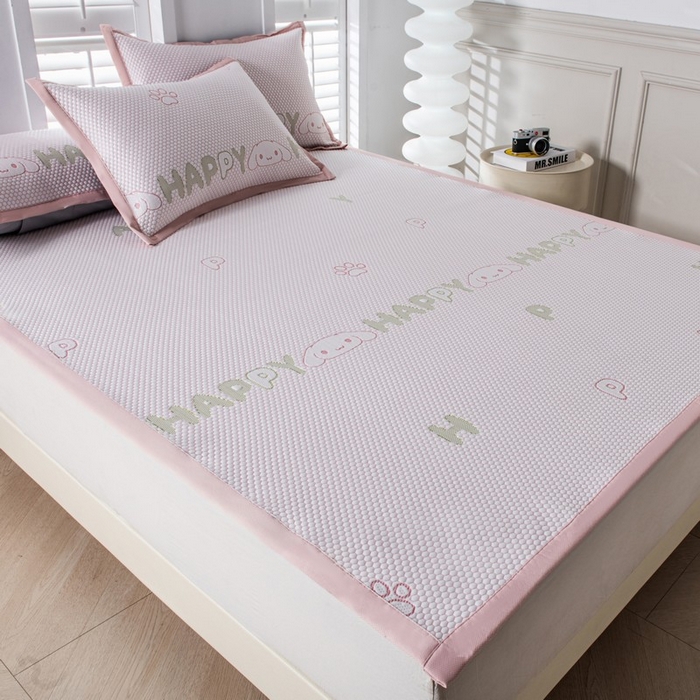 91家纺网 家纺一手货源 找家纺 尚品凤凰 2025新款凉感豆豆席提花三件套 玉桂狗-粉