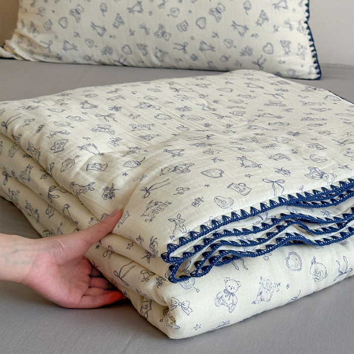 91家纺网 家纺一手货源 找家纺 三朵家纺 2025春夏新款全棉纯棉双层绉绉纱三角针夏被夏凉被空调被 玩偶熊