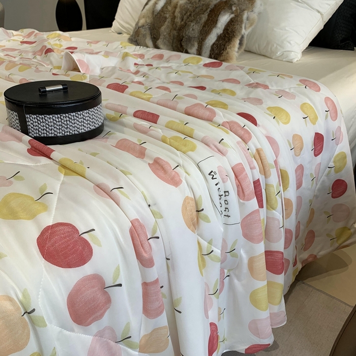 91家纺网 家纺一手货源 找家纺 奈萝家纺 2025新款A类凉感丝小凉皮夏被可机洗夏被新品空调被 小苹果粉