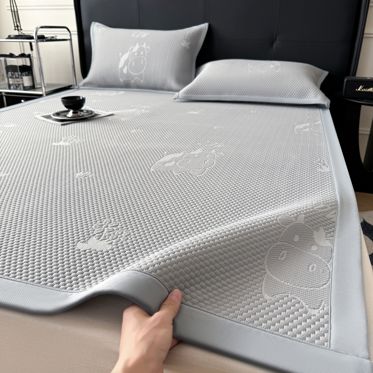 91家纺网 家纺一手货源 找家纺 卡罗兰 2025新款PE提花冰丝凉席凉豆豆床单床笠款凉席-奶牛款 灰色