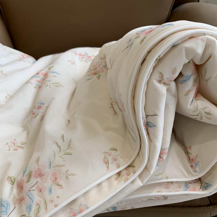 91家纺网 家纺一手货源 找家纺 奈萝家纺 2025新款A类凉感丝小凉皮夏被可机洗夏被新品空调被 桃花朵朵