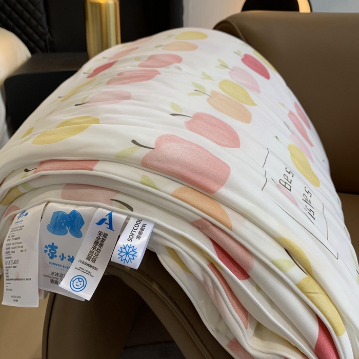 91家纺网 家纺一手货源 找家纺 奈萝家纺 2025新款A类凉感丝小凉皮夏被可机洗夏被新品空调被 小苹果粉
