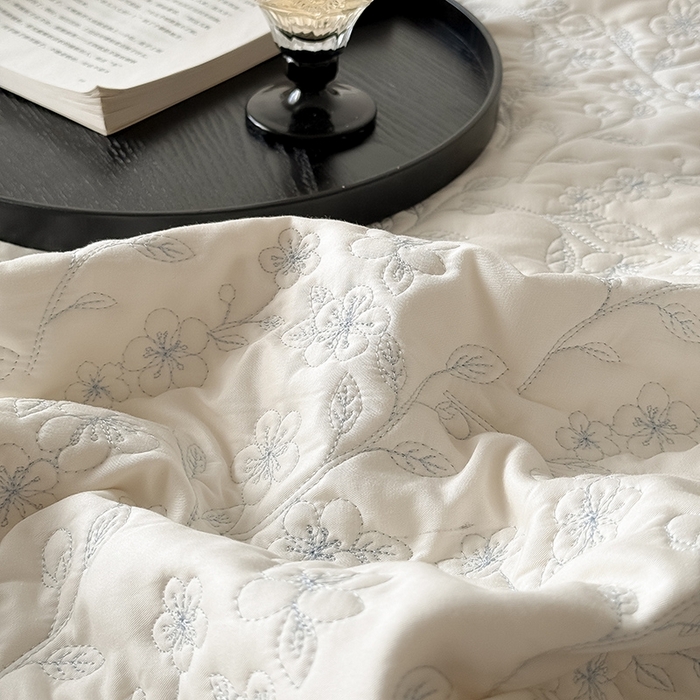 91家纺网 家纺一手货源 找家纺 佳汐蓝家纺2025春夏新品60天丝夹棉床盖多用 素客-奶油白