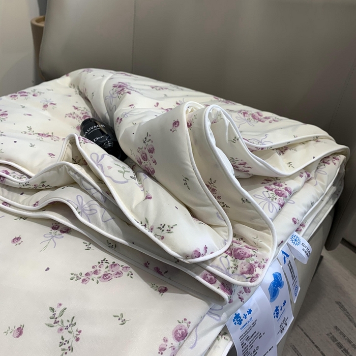 91家纺网 家纺一手货源 找家纺 奈萝家纺 2025新款A类凉感丝小凉皮夏被可机洗夏被新品空调被 樱花紫