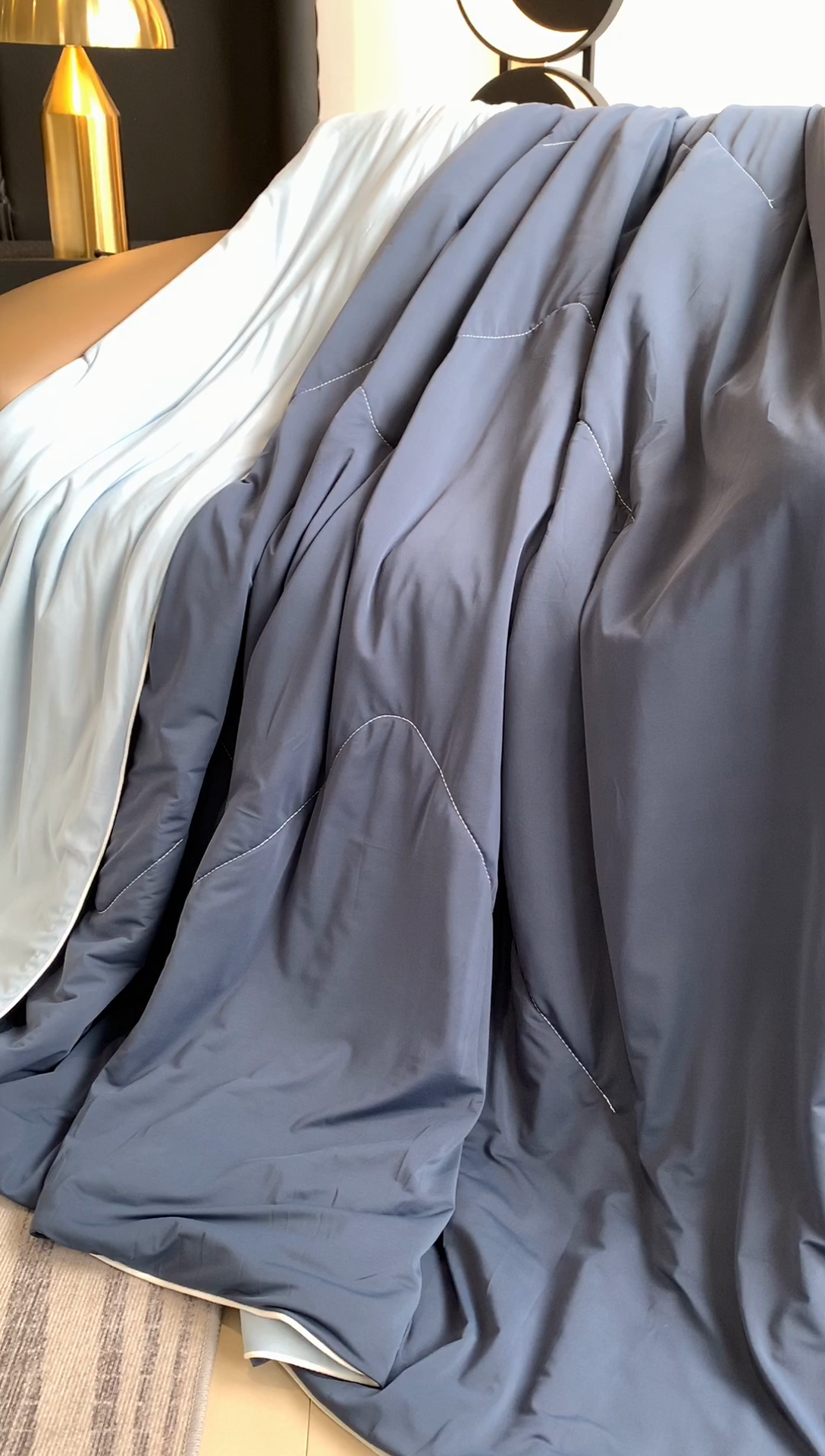 91家纺网 家纺一手货源 找家纺 奈萝家纺 2025新款A类凉感丝小凉皮夏被可机洗夏被新品空调被 亚朵蓝