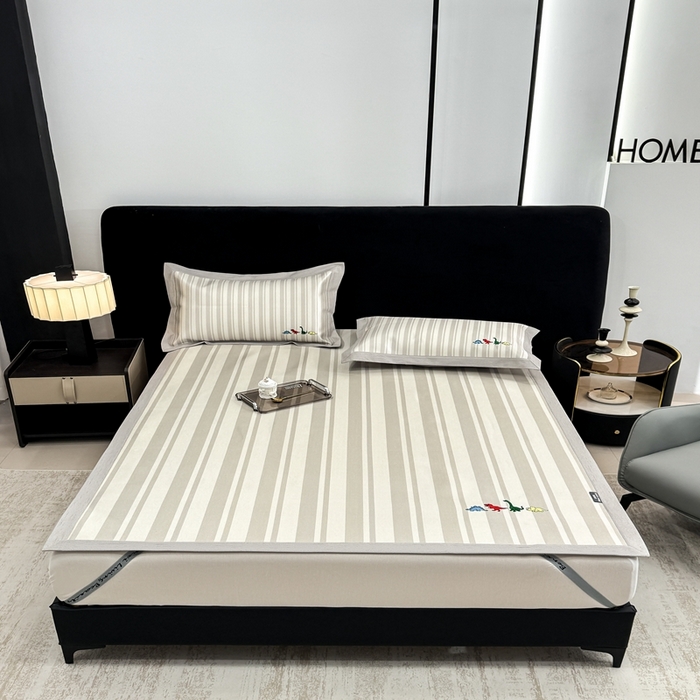 91家纺网 家纺一手货源 找家纺 木希2025春夏新款可水洗冰丝席幻彩刺绣平席系列-场景二 小小恐龙