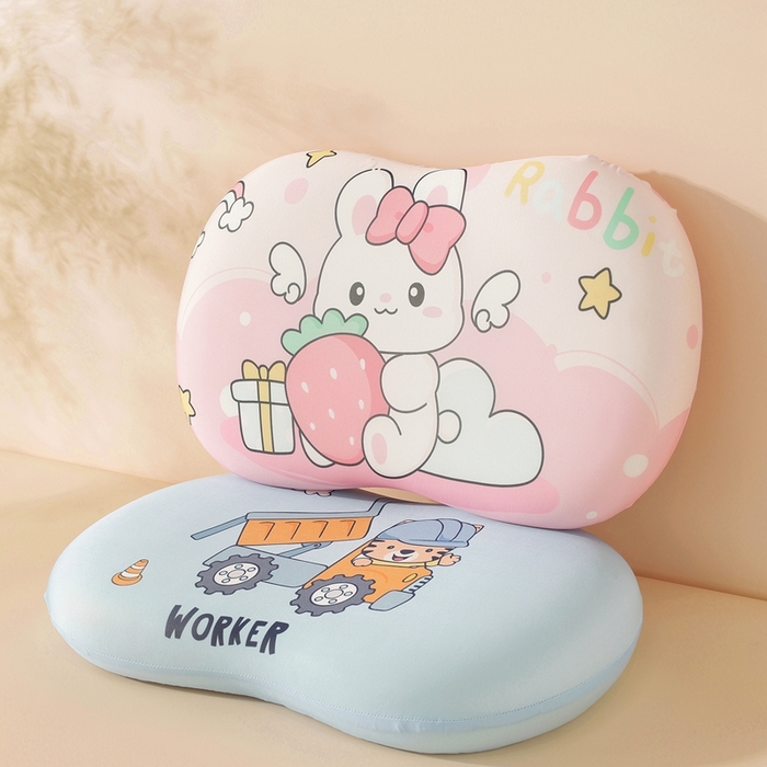 91家纺网 家纺一手货源 找家纺 温蔓2025新款冰感丝卡通印花猫肚枕 草莓玩偶粉30*50加内胆