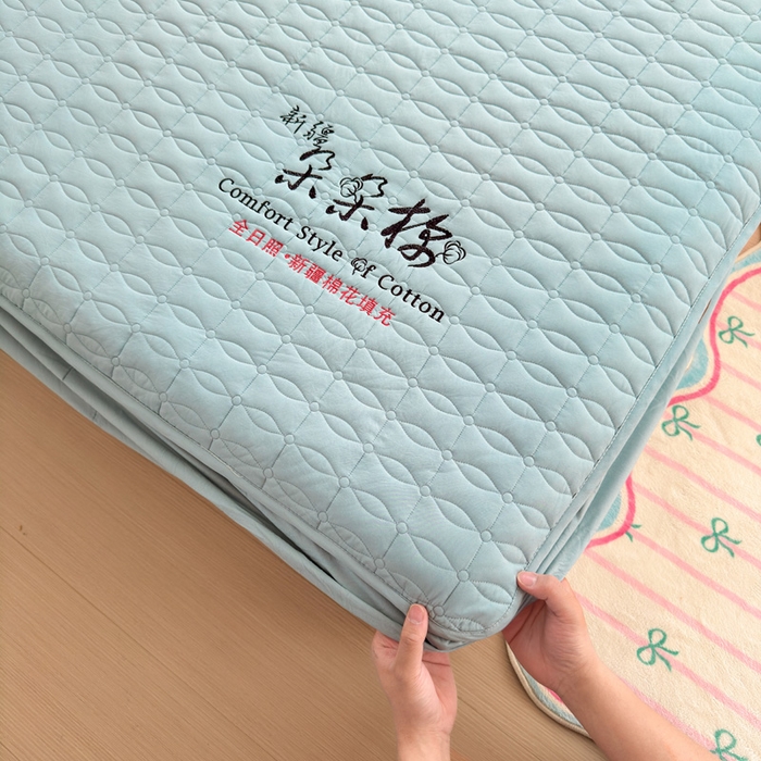 91家纺网 家纺一手货源 找家纺 云雀 2025新款A类加棉刺绣棉花床笠+盖毯 棉花盖毯-雾霾蓝