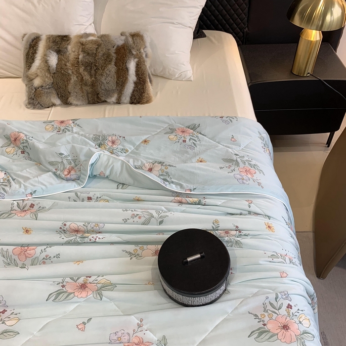 91家纺网 家纺一手货源 找家纺 奈萝家纺 2025新款A类凉感丝小凉皮夏被可机洗夏被新品空调被 夏花蓝