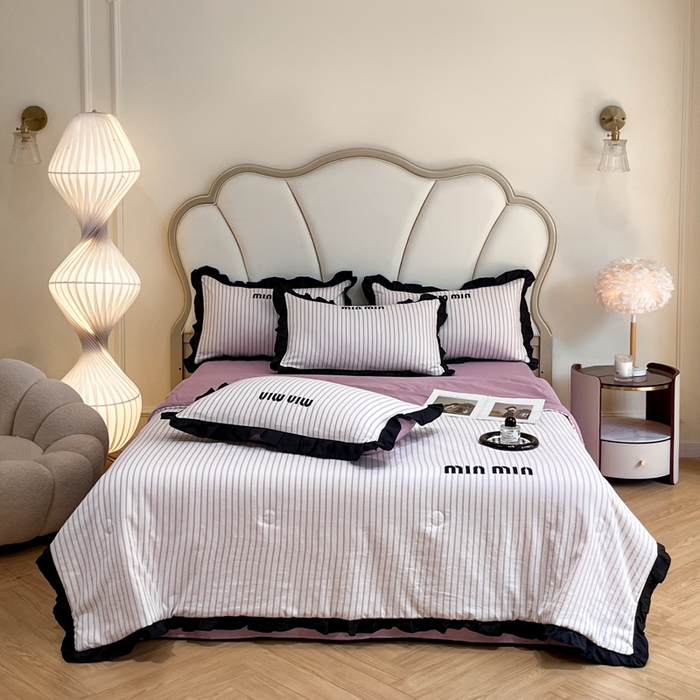 91家纺网 家纺一手货源 找家纺 千希家纺 2025新款110克超柔水洗棉刺绣花边夏被夏凉被空调被四件套 小香风  树莓紫