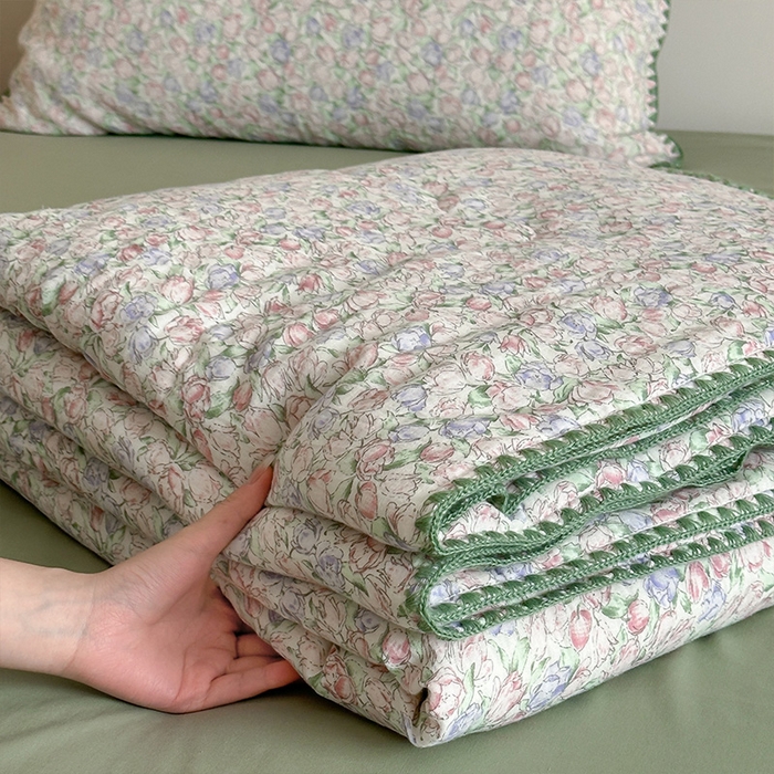 91家纺网 家纺一手货源 找家纺 三朵家纺 2025春夏新款全棉纯棉双层绉绉纱三角针夏被夏凉被空调被 午后花园