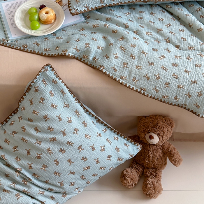 91家纺网 家纺一手货源 找家纺 三朵家纺 2025春夏新款全棉纯棉双层绉绉纱三角针夏被夏凉被空调被 蓝色熊仔