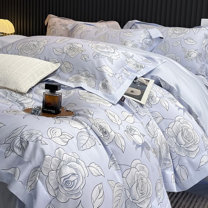 91家纺网 家纺一手货源 找家纺 2025新款夏季热款A类母婴级数码印花全棉四件套高端纯棉被套长绒棉床单床笠床上用品 沐熙-蓝