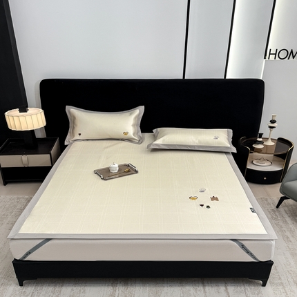 91家纺网 家纺一手货源 找家纺 （总）木希2025春夏新款可水洗冰丝席幻彩刺绣平席系列-场景二