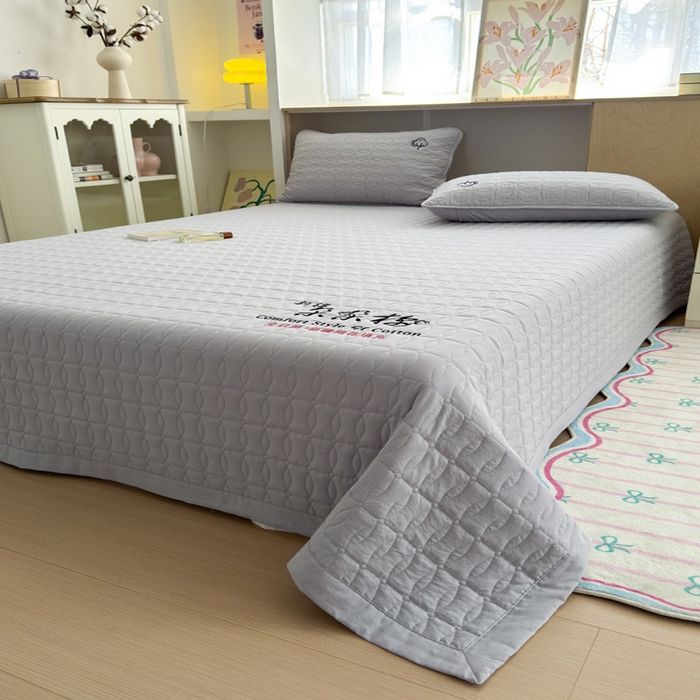 91家纺网 家纺一手货源 找家纺 云雀 2025新款A类加棉刺绣棉花床笠+盖毯 棉花盖毯-灰