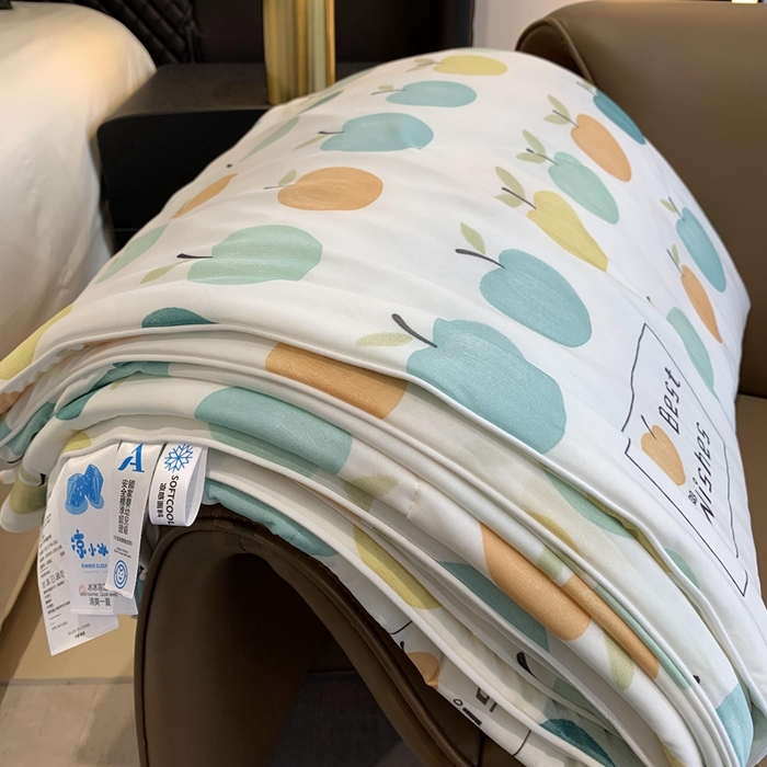 91家纺网 家纺一手货源 找家纺 奈萝家纺 2025新款A类凉感丝小凉皮夏被可机洗夏被新品空调被 小苹果绿