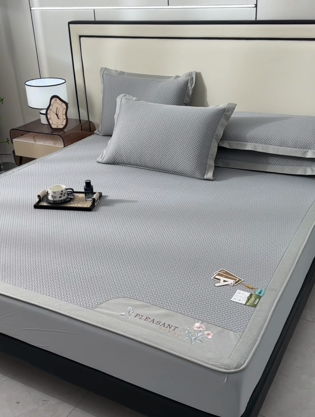 91家纺网 家纺一手货源 找家纺 小牛席业 2025新款3D按摩-鲜花清凉豆豆席系列（床笠款） 灰色