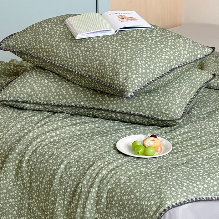 91家纺网 家纺一手货源 找家纺 三朵家纺 2025春夏新款全棉纯棉双层绉绉纱三角针夏被夏凉被空调被 恬静时光