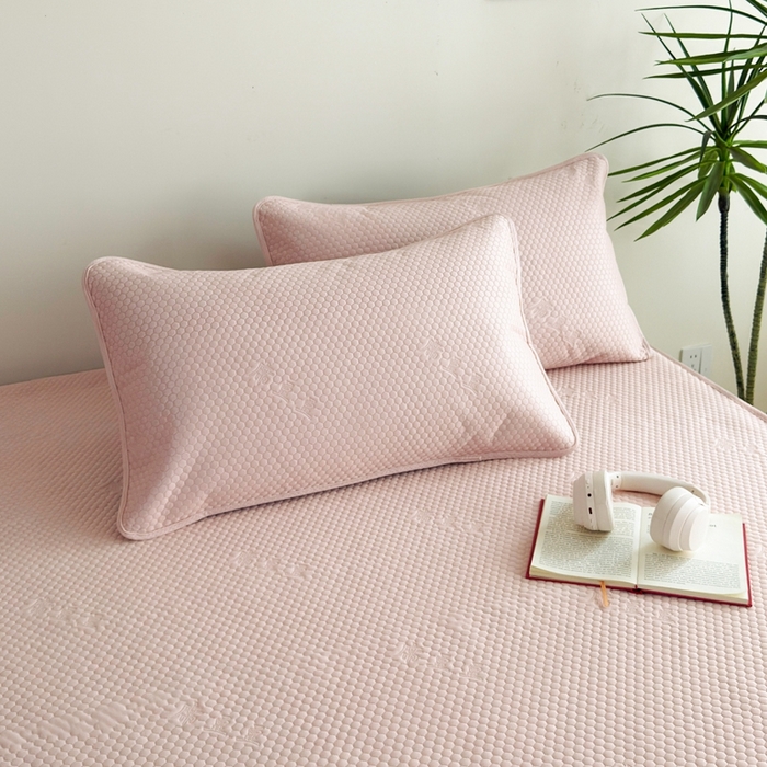 91家纺网 家纺一手货源 找家纺 许林2025新款凉豆豆床席 简约粉