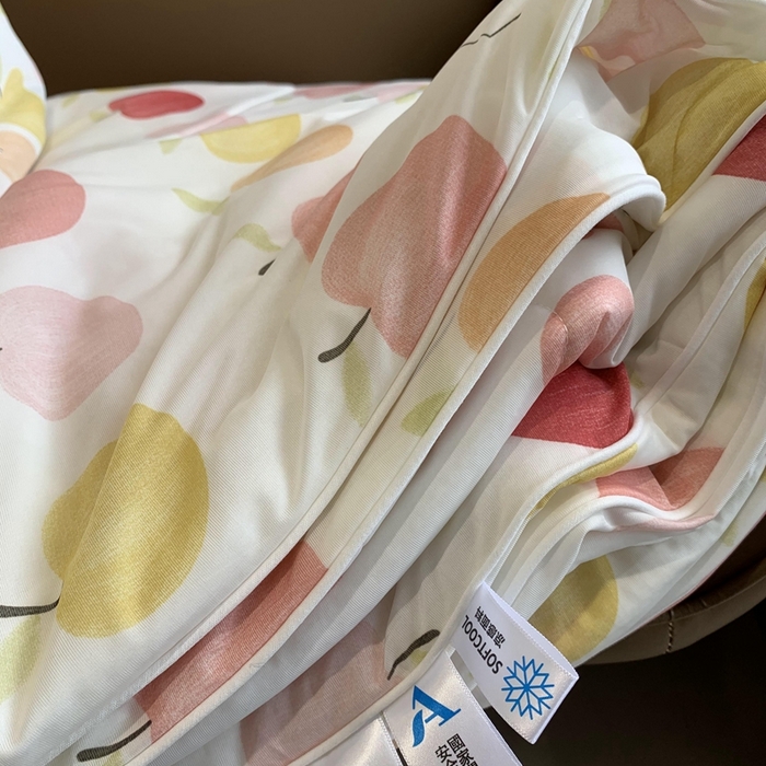 91家纺网 家纺一手货源 找家纺 奈萝家纺 2025新款A类凉感丝小凉皮夏被可机洗夏被新品空调被 小苹果粉