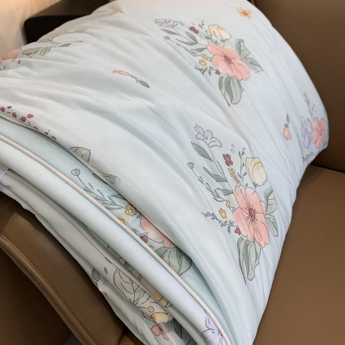 91家纺网 家纺一手货源 找家纺 奈萝家纺 2025新款A类凉感丝小凉皮夏被可机洗夏被新品空调被 夏花蓝