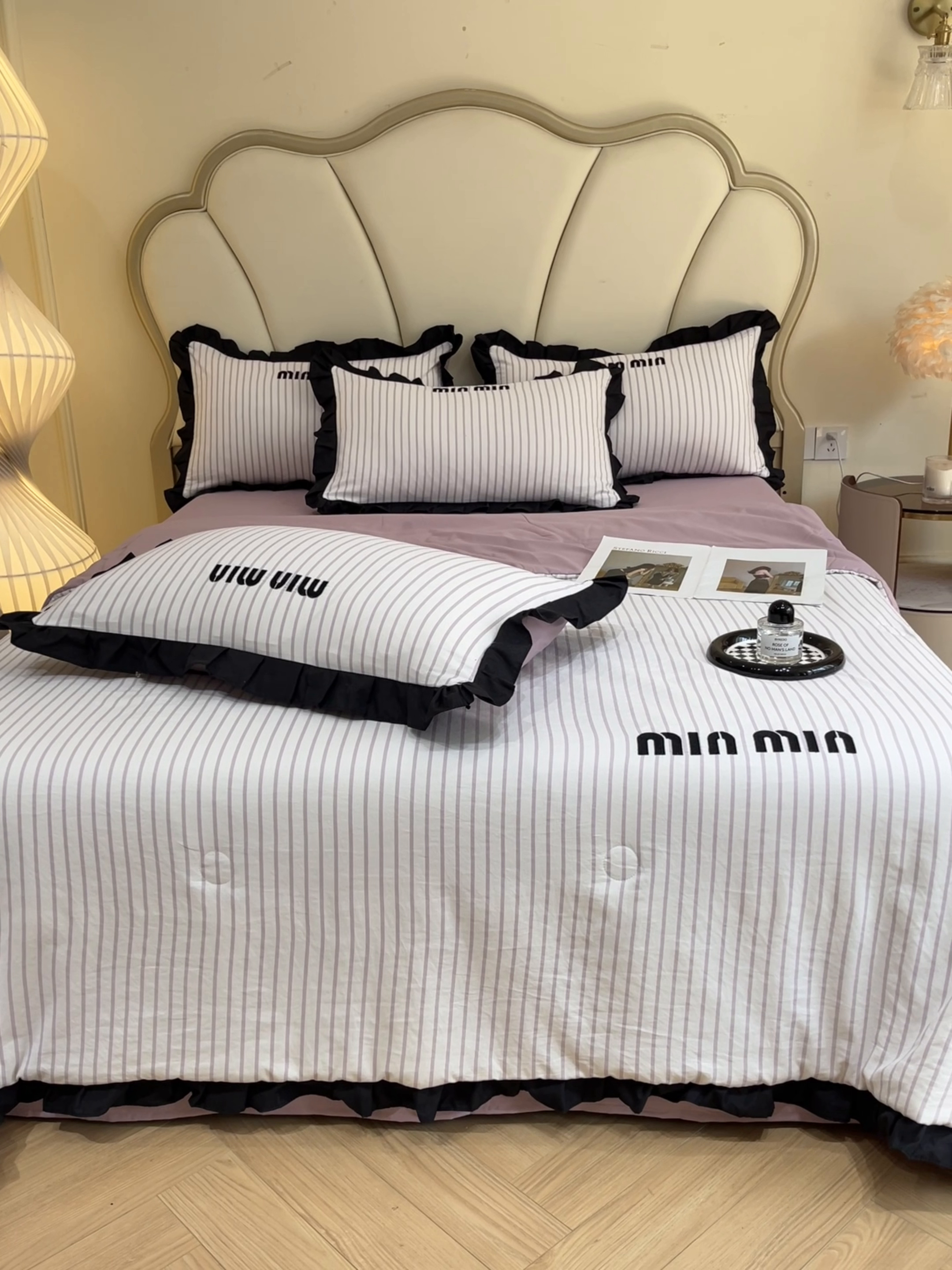 91家纺网 家纺一手货源 找家纺 千希家纺 2025新款110克超柔水洗棉刺绣花边夏被夏凉被空调被四件套 小香风  树莓紫