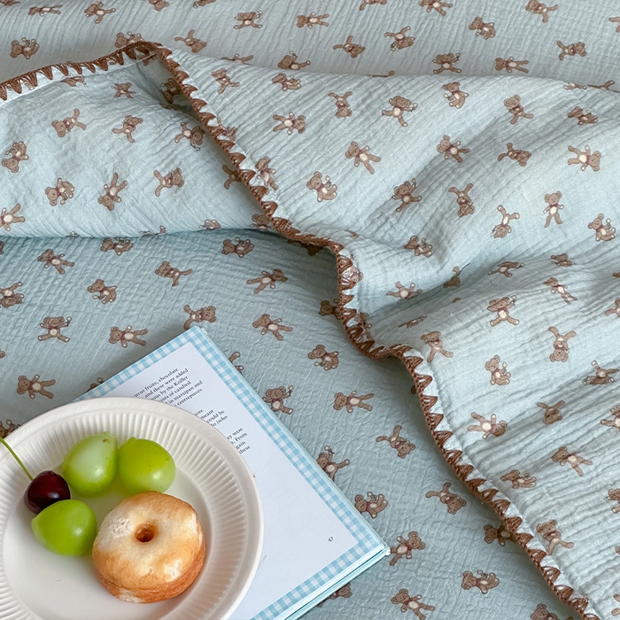 91家纺网 家纺一手货源 找家纺 三朵家纺 2025春夏新款全棉纯棉双层绉绉纱三角针夏被夏凉被空调被 蓝色熊仔