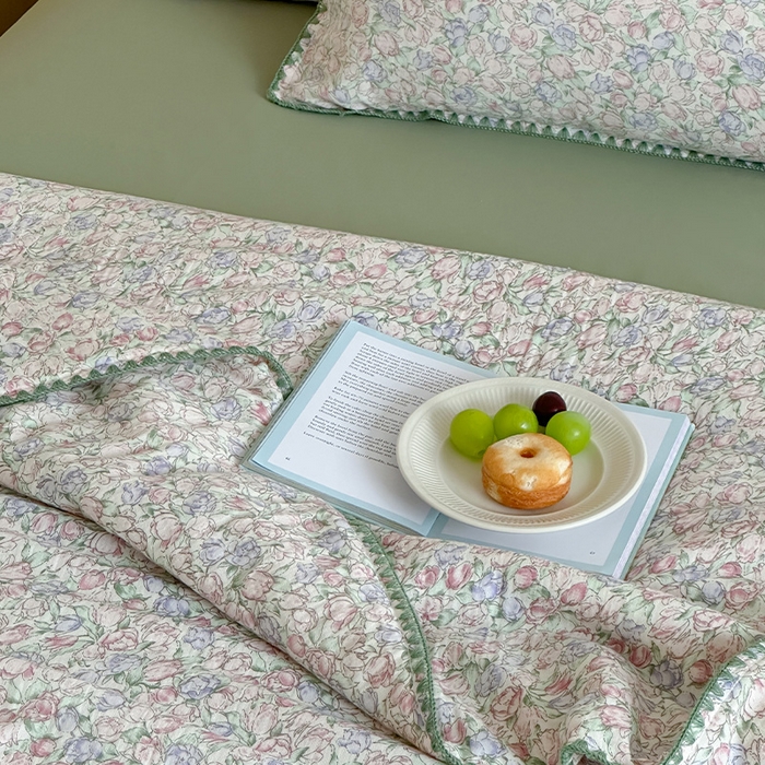 91家纺网 家纺一手货源 找家纺 三朵家纺 2025春夏新款全棉纯棉双层绉绉纱三角针夏被夏凉被空调被 午后花园