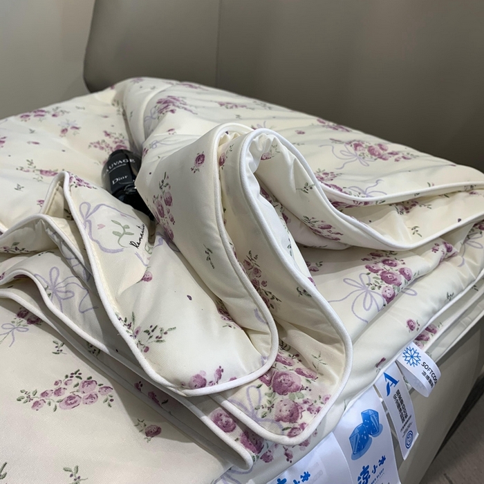 91家纺网 家纺一手货源 找家纺 奈萝家纺 2025新款A类凉感丝小凉皮夏被可机洗夏被新品空调被 樱花紫