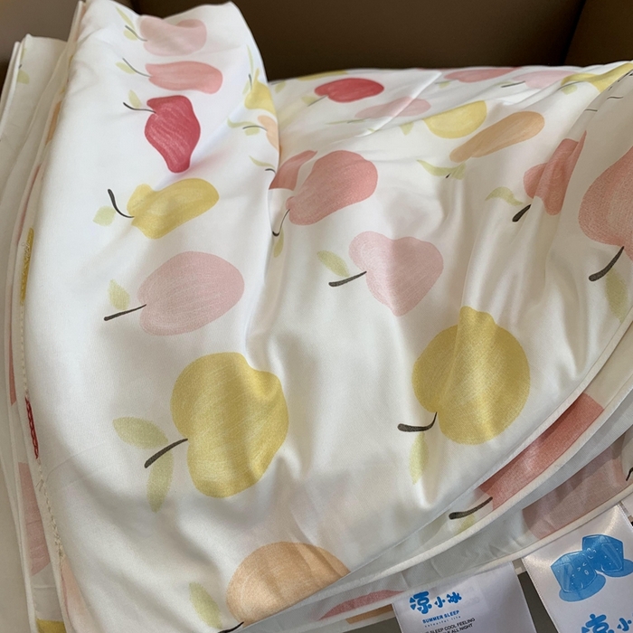 91家纺网 家纺一手货源 找家纺 奈萝家纺 2025新款A类凉感丝小凉皮夏被可机洗夏被新品空调被 小苹果粉