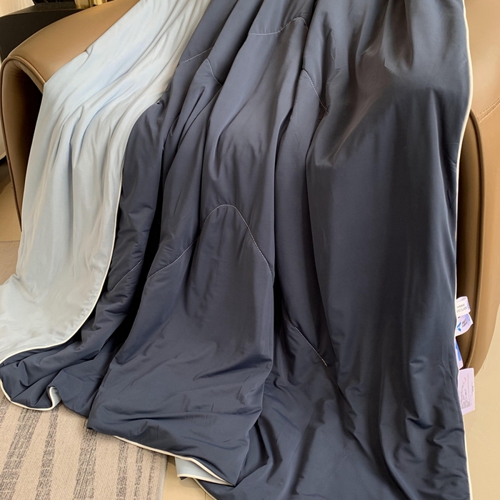 91家纺网 家纺一手货源 找家纺 奈萝家纺 2025新款A类凉感丝小凉皮夏被可机洗夏被新品空调被 亚朵蓝