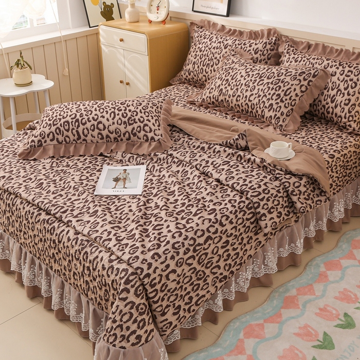 91家纺网 家纺一手货源 找家纺 铠畅  2025新款法式花边云朵棉床盖款夏被四件套 豹纹