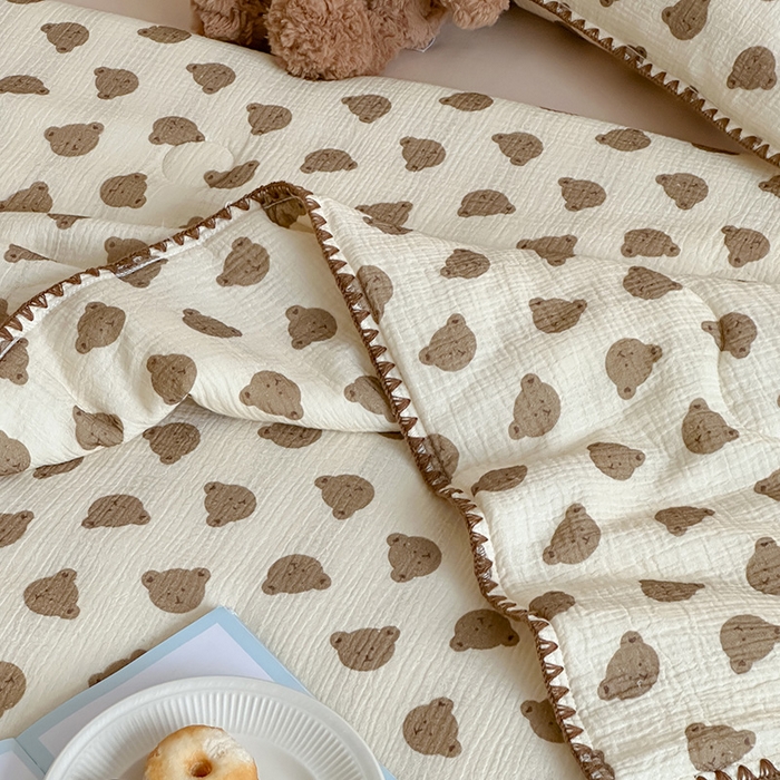 91家纺网 家纺一手货源 找家纺 三朵家纺 2025春夏新款全棉纯棉双层绉绉纱三角针夏被夏凉被空调被 幸运熊仔