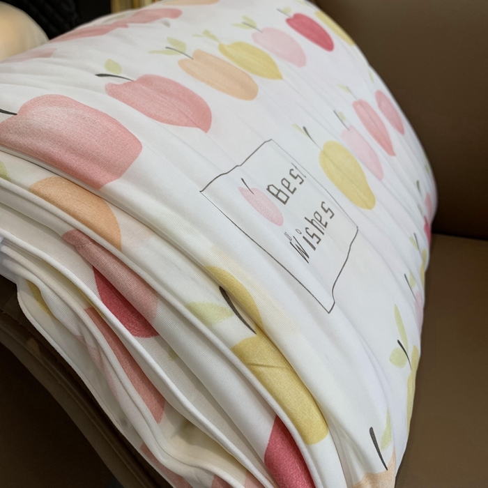 91家纺网 家纺一手货源 找家纺 奈萝家纺 2025新款A类凉感丝小凉皮夏被可机洗夏被新品空调被 小苹果粉