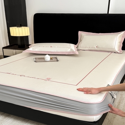 91家纺网 家纺一手货源 找家纺 （总）木希2025春夏新款可水洗冰丝席幻彩刺绣床笠系列-场景二