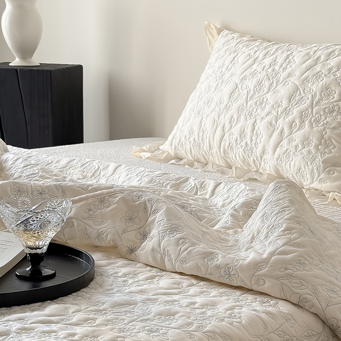 91家纺网 家纺一手货源 找家纺 佳汐蓝家纺2025春夏新品60天丝夹棉床盖多用 素客-奶油白