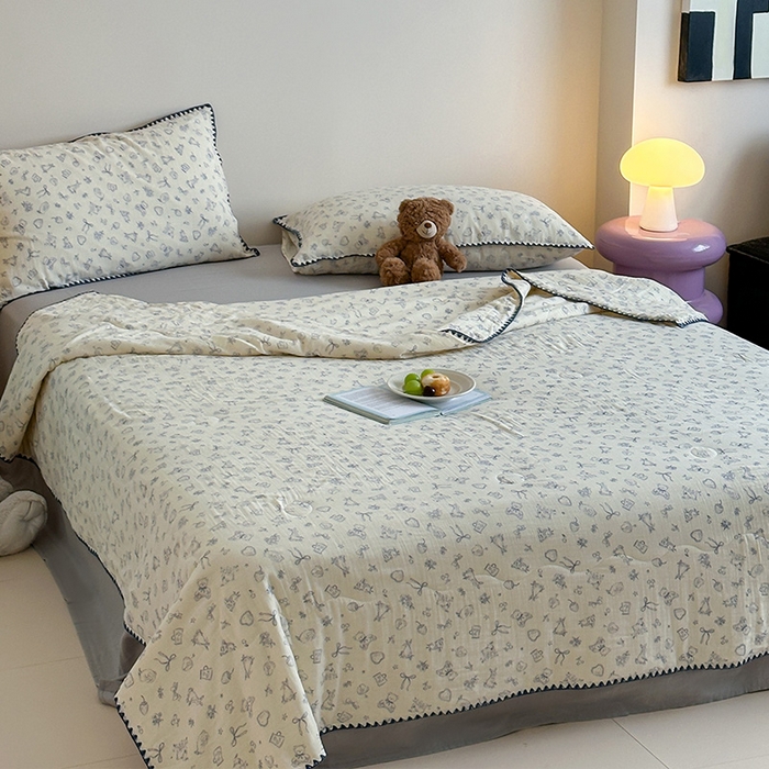 91家纺网 家纺一手货源 找家纺 三朵家纺 2025春夏新款全棉纯棉双层绉绉纱三角针夏被夏凉被空调被 玩偶熊