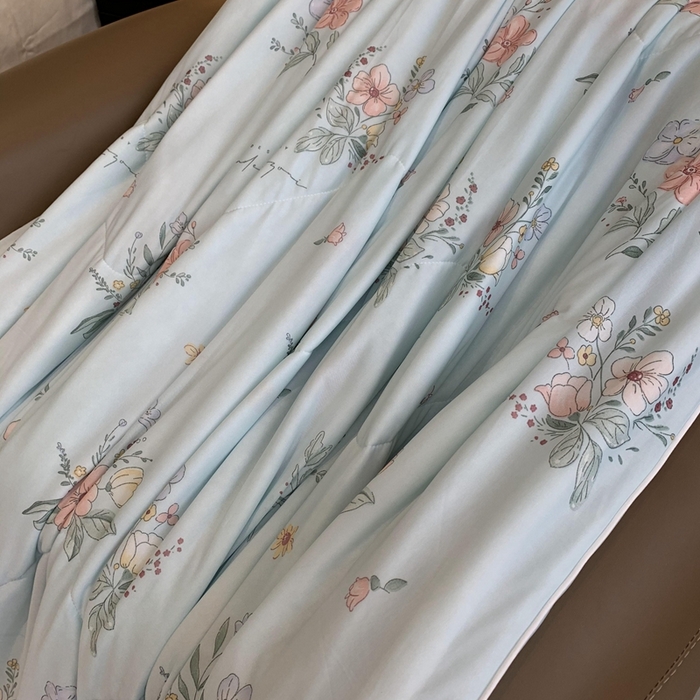 91家纺网 家纺一手货源 找家纺 奈萝家纺 2025新款A类凉感丝小凉皮夏被可机洗夏被新品空调被 夏花蓝