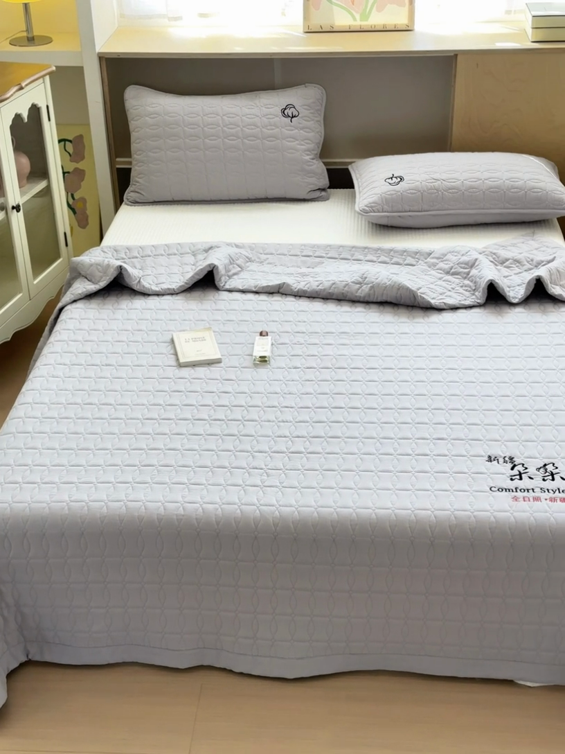 91家纺网 家纺一手货源 找家纺 云雀 2025新款A类加棉刺绣棉花床笠+盖毯 棉花盖毯-灰