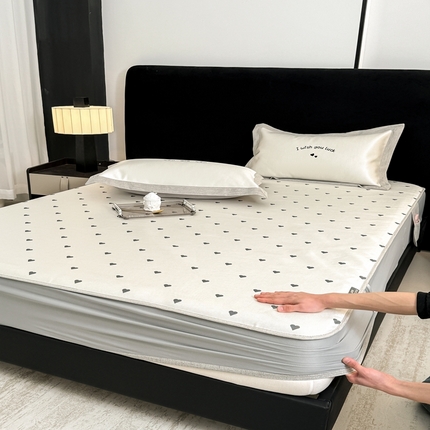 木希2025春夏新款可水洗冰丝席幻彩刺绣床笠系列-场景二 爱心刺绣