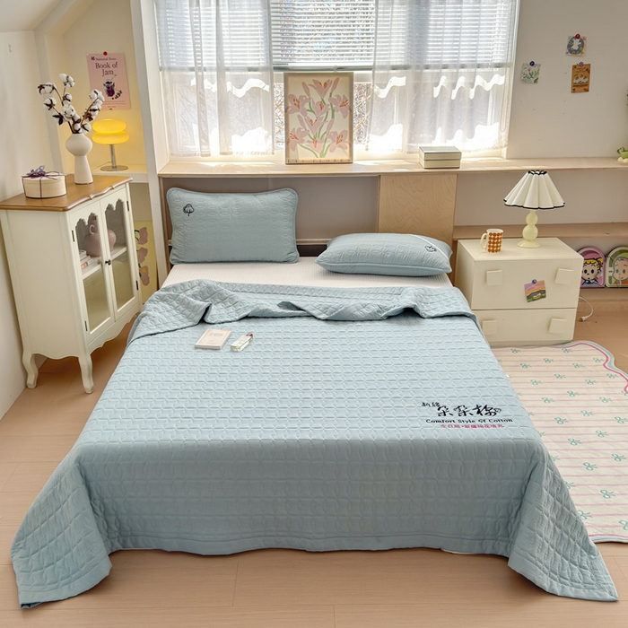 91家纺网 家纺一手货源 找家纺 云雀 2025新款A类加棉刺绣棉花床笠+盖毯 棉花盖毯-雾霾蓝