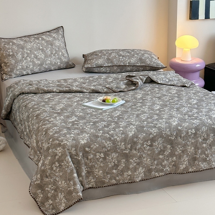 91家纺网 家纺一手货源 找家纺 三朵家纺 2025春夏新款全棉纯棉双层绉绉纱三角针夏被夏凉被空调被 花枝漫舞